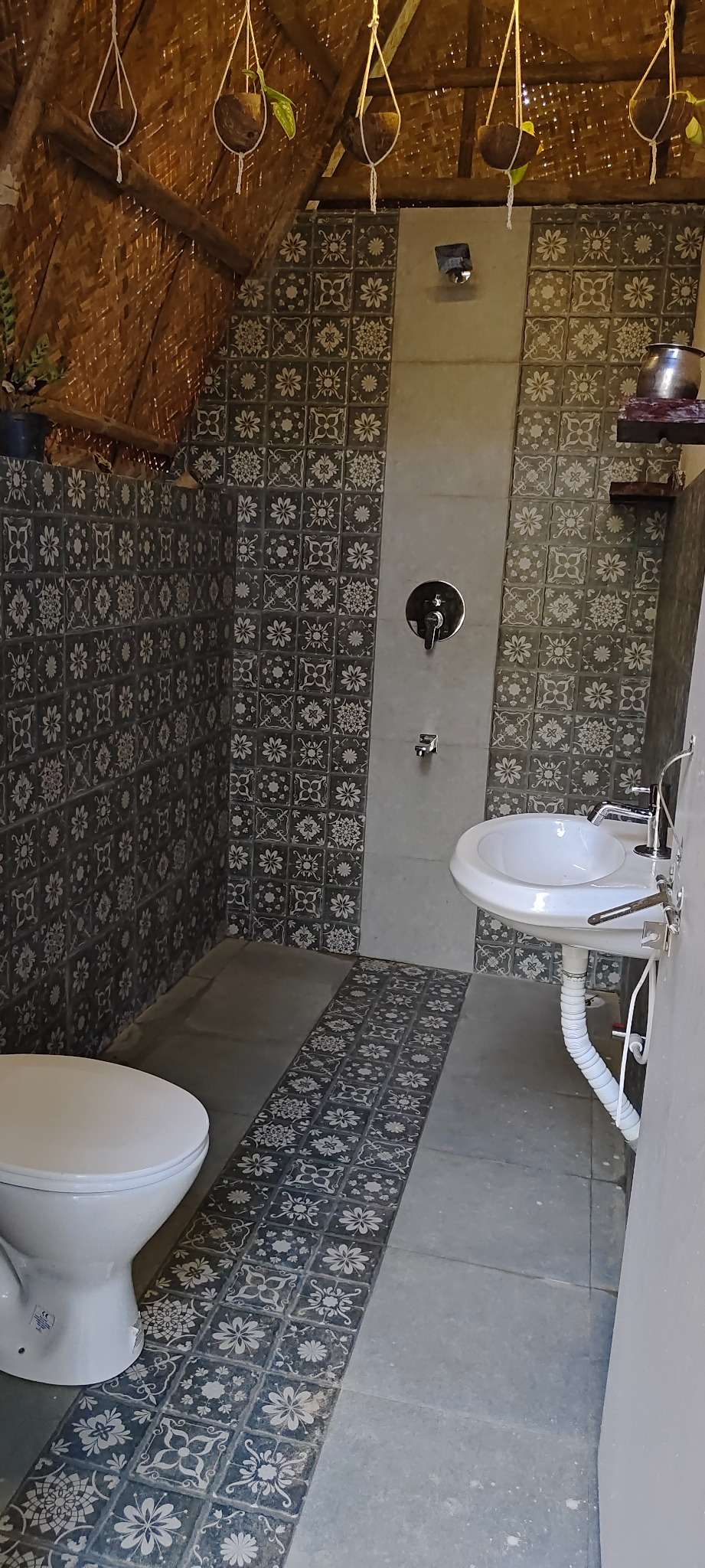 Boutique Casa - Experience a spacious bathroom with a stylish washbasin, thoughtfully designed for comfort and everyday luxury.